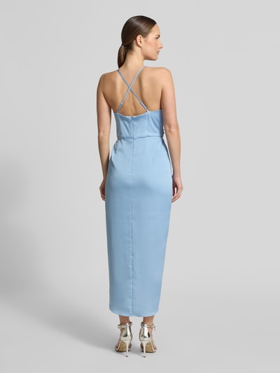 Frauenmodel trägt Cocktailkleid aus Satin in Wickel-Optik von V by Vera Mont, hellblau, Gerader-Schnitt, Midikleid, Spaghettiträger, Rückenlänge 122 cm, Brustweite 36 cm, Ganzkörperansicht Rückansicht.