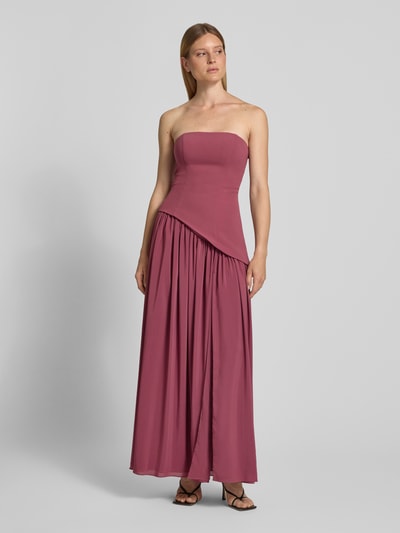 Frauenmodel trägt Cocktailkleid im Off-Shoulder-Look von Hey Kyla in Mauve, Material-Mix mit Stretch-Anteil, Figurbetont, Maxikleid, Ganzkörperansicht von vorne. Rückenlänge bei Größe 36: 130 cm, Brustweite bei Größe 36: 38 cm.