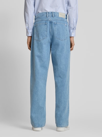 Męskimodel nosi jeansy z wpuszczanymi kieszeniami Jeans mit Eingrifftaschen Modell 'MATRIX' od Edwin, bawełna, krój relaxed fit, całkowity widok z tyłu, szerokość w rozmiarze 32/32: 44 cm, długość wewnętrzna nogawki w rozmiarze 32/32: 84 cm