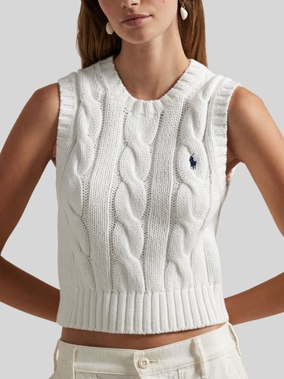 Kobiece modelka ma na sobie Bezrękawnik z wyhaftowanym logo od Polo Ralph Lauren, bawełna, krój regular fit, prążkowane wykończenia, okrągły dekolt, długość tyłu w rozmiarze S: 48 cm, zbliżenie na górną część ciała