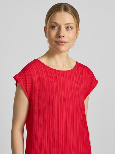 Vrouwenmodel draagt Blusentop met structuurpatroon model 'Grsvalse' van FREE/QUENT in rood, materialmix met viscose, regular fit, ronde hals, bovenlichaam close-up.