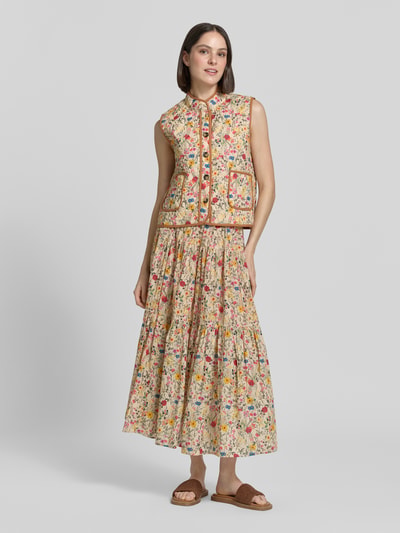 Frauenmodel trägt Steppweste im Allover-Look Modell 'Cairo' von LOLLYS LAUNDRY aus reiner Baumwolle, Regular-Fit, Knopfleiste, aufgesetzte Taschen, florale Farben und Muster, Rückenlänge bei Größe S 54 cm, Schulterbreite 37 cm, Brustweite 51 cm, Ganzkörperansicht von vorne.