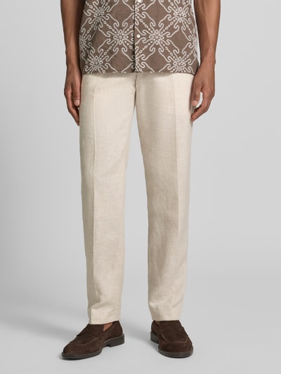 Männermodel trägt Leinenhose mit Gesäßtaschen von Christian Berg Men in Beige, Regular-Fit, Reines Leinen, Bügelfalten, Ganzkörperansicht von vorne.