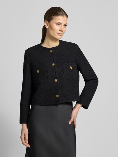 Frauenmodel trägt Regular Fit Blazer mit Rundhalsausschnitt Modell 'MEREDITH' von Bash aus schwarzer Baumwolle, Knopfleiste, Nahaufnahme Oberkörper.