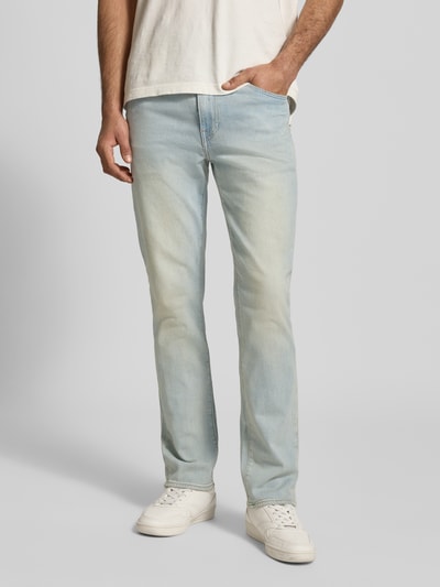 Männermodel trägt Slim Fit Jeans im 5-Pocket-Design von Levi's®, hellblau, Baumwoll-Mix, Knopf- und Reißverschluss, Ganzkörperansicht von vorne.
