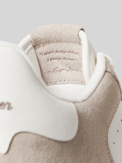 Productfoto, Low Top Sneaker aus echtem Leder van Polo Ralph Lauren in two tone optiek, afgeronde neus, label patch, logo-stiksel, gestructureerde zool, vetersluiting, suède en glad leer, echt leer, detailopname.