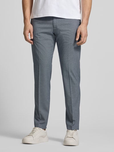 Männermodel trägt Hose mit Bügelfalten Modell 'CIBEPPE' von Cinque, Slim-Fit, Material-Mix mit Viskose-Anteil, Eingrifftaschen, Paspeltaschen am Gesäß, Bundweite 38 cm, Innenbeinlänge 80 cm, Farbe Grau, strukturierte Textur, Ganzkörperansicht von vorne.