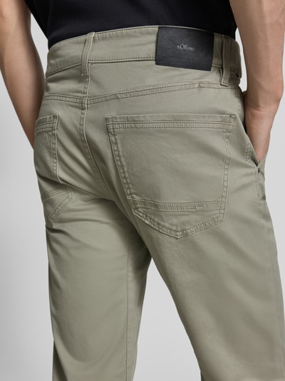 Männermodel trägt Regular Fit Chino aus Baumwoll-Mix von s.Oliver RED LABEL in Optik: Unifarben mit Label-Patch, Rückansicht, Nahaufnahme Oberkörper.