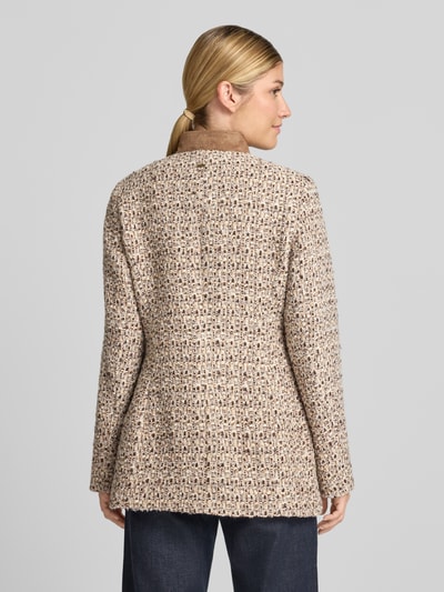 Frauenmodel trägt Longblazer mit Woll-Anteil von White Label in Bouclé-Optik, beige-brauner Material-Mix, Ganzkörperansicht Rückansicht.