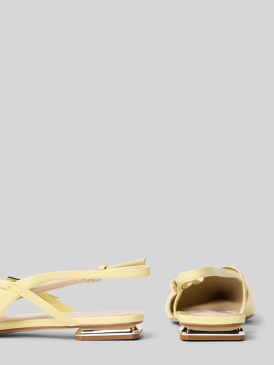 Produktfoto, Spitz zulaufende Ballerinas mit Riemen von Marc Cain Bags & Shoes in Hellgelb, glatte Sohle, Dornschließe, 1 cm Absatz, 22 cm Schaftweite.