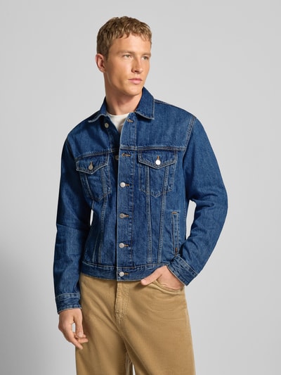 Männermodel draagt Regular Fit Jeansjacke aus reiner Baumwolle van Pepe Jeans in melangelook met contrastnaden, denim, voorkant, nahaufnahme oberkörper.