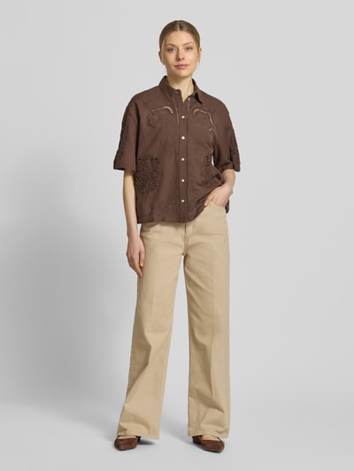Modelka kobieca ma na sobie Bluse aus Leinen-Baumwoll-Mix mit Motiv-Stitching od Jake*s Casual, brązowa, hafty, prosty krój, kołnierz koszulowy, zapięcie na guziki, bawełniano-lniany materiał, 3/4 rękaw, długość tyłu 57 cm, długość rękawa 27 cm, jasne, szerokie spodnie, widok całej sylwetki z przodu.