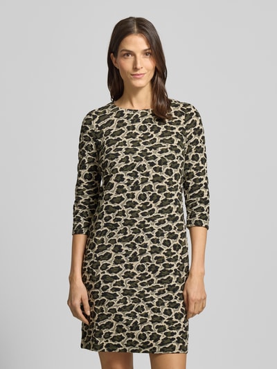 Modelka kobieca ma na sobie Sukienka mini z Animal-Print od Montego, mieszanka materiałów z dodatkiem wiskozy, prosty krój, żakard, dekolt w łódkę, rękaw o dł. 3/4, zamek błyskawiczny z tyłu, długość tyłu w rozmiarze 36: 86 cm, szerokość w rozmiarze 36: 45 cm, długość rękawów w rozmiarze 36: 45 cm, przód, ujęcie od góry do kolan.