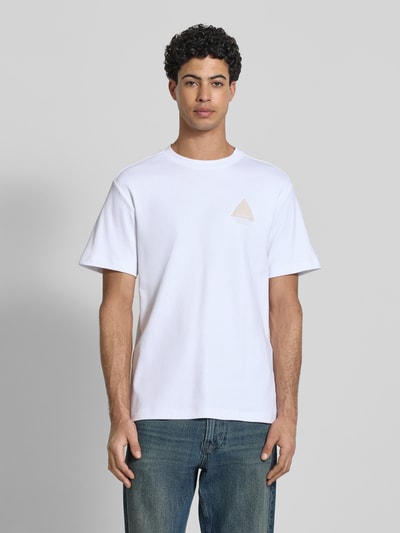 Männermodel trägt Regular Fit T-Shirt mit Logo-Detail von G-Star Raw aus reiner Baumwolle, Farbe Weiß, Rundhalsausschnitt, Ganzkörperansicht von vorne.