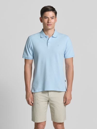 Męski model nosi Slim Fit Poloshirt mit Stitching von Jack & Jones Premium, czysta bawełna, krój slim fit, jasnoniebieski, krótki rękaw, przód, ujęcie całej sylwetki.