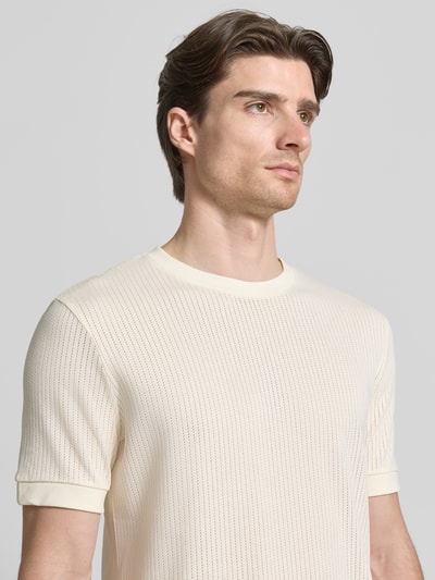 Männermodel trägt T-Shirt mit Rundhalsausschnitt von Antony Morato in Creme mit Strukturmuster aus Reine Baumwolle, Regular-Fit, Nahaufnahme Oberkörper. Rückenlänge bei Größe M: 69 cm.