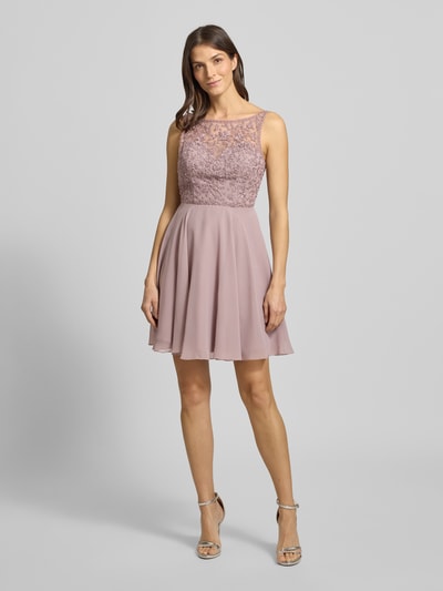 Frauenmodel trägt Regular fit Minikleid mit floralem Spitzenbesatz von Laona, Semitransparent, Ziersteinbesatz, Ganzkörperansicht von vorne.