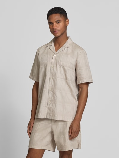 Männermodel trägt Regular Fit Freizeithemd aus reiner Baumwolle Modell 'RAYER_M' von BOSS Orange, Optik: Unifarben, Struktur, Label-Applikation, Reverskragen, Kurzarm, Brusttasche, Ganzkörperansicht von vorne.