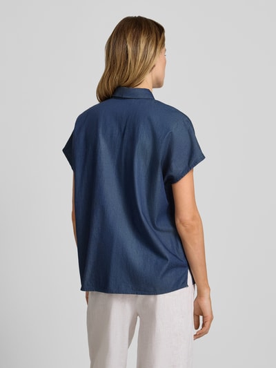 Vrouwenmodel draagt Relaxed Fit Bluse aus Lyocell-Baumwoll-Mix van Christian Berg Woman in denim-look met overhemdkraag en knoopsluiting, blauwe tinten, rechte vormen, gladde textuur, ruglengte maat 36: 65 cm, geheel achteraanzicht.