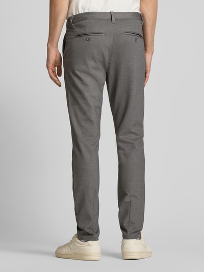 Männermodel trägt Slim Fit Chino aus Viskose-Mix Modell 'MARK' von Only & Sons in Grau Melange, schmale Passform, Ganzkörperansicht Rückansicht.