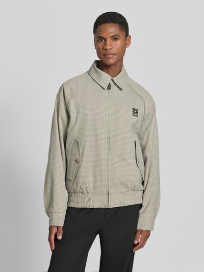Männermodel trägt Regular Fit Blouson mit Logo-Detail Modell 'Bartos' von HUGO, Optik:Allover-Muster, Ganzkörperansicht von vorne.