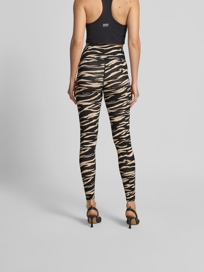 Frauenmodel trägt Slim Fit Leggins aus Viskose-Mix von Lala Berlin mit Allover-Animal-Print, Logo-Detail, Knöchellänge, Ganzkörperansicht Rückansicht.