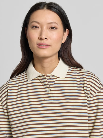 Kobieta modelka nosi Relaxed Fit Poloshirt im Allover-Look od Rich & Royal z bawełny, wzór na całej powierzchni, listwa guzikowa, długość tyłu w rozmiarze S: 60 cm, zbliżenie na górną część ciała