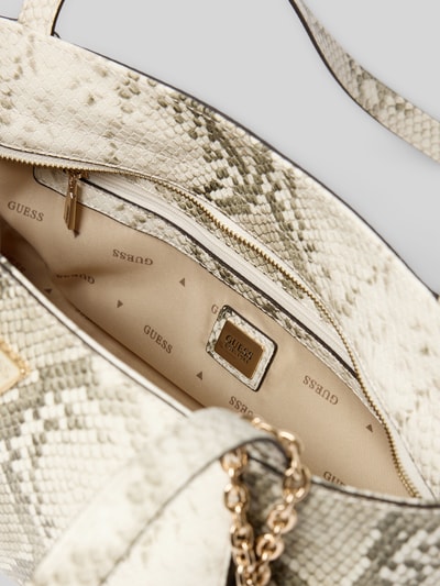 Produktfoto, Shoulder Bag mit Allover-Schlangen-Print Modell 'Devon' von GUESS, beige-graues Schlangenmuster, Hauptfach mit Reißverschluss, Logo-Detail, strukturierte Oberfläche, Innenfutter mit GUESS-Schriftzug, abgebildet mit schmalem Schulterriemen und goldfarbener Kette, Größe: 31x16x14 cm, Riemenlänge 70 cm