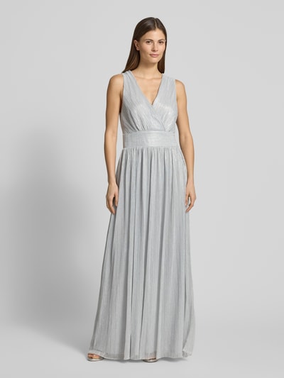 Frauenmodel trägt Regular Fit Abendkleid in Plissee-Optik von GUIDO MARIA KRETSCHMER WOMAN in Silber mit V-Ausschnitt, tailliert, ärmellos. Ganzkörperansicht von vorne.