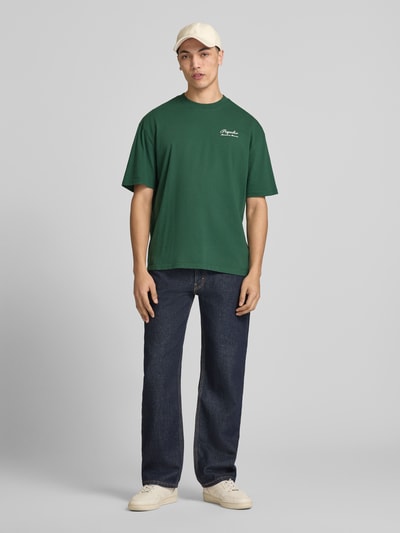 Männermodel trägt Oversized Fit T-Shirt mit Label-Detail Modell 'Morcote' von Pegador aus Reine Baumwolle, Herren T-Shirt, Ganzkörperansicht von vorne.