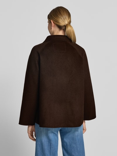 Vrouwenmodel draagt Cabanjacke met doppelreihiger Knopfleiste van Smith and Soul in donkerbruin wolmix met viscose, loose fit, Kentkraag, steekzakken, trompetmouwen, ruglengte maat S 69 cm, schouderbreedte 39 cm, borstwijdte 64 cm, mouwlengte 61 cm, geheel van achteren