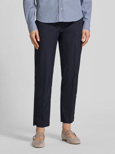 Frauenmodel trägt dunkelblaue Hose in verkürzter Passform Modell 'KRYSTAL' von Cambio, Regular Fit, Eingrifftaschen, Nahaufnahme Oberkörper.