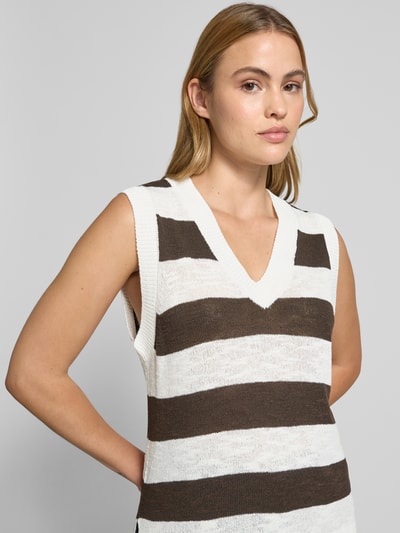 Frauenmodel trägt Relaxed Fit Top aus Viskose-Mix Modell 'Vicky' von FREE/QUENT, braun-weiße Streifen, Strick-Optik, V-Ausschnitt, Nahaufnahme Oberkörper