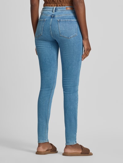 Frauenmodel trägt hellblaue Skinny Fit Jeans mit Knopf- und Reißverschluss Modell 'Elma' von OPUS, Damen Straight Fit Jeans, Ganzkörperansicht Rückansicht.