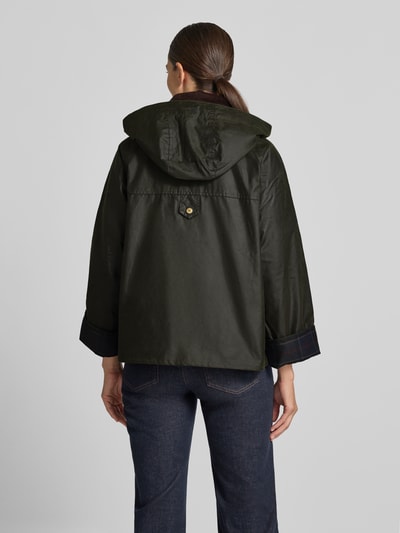 Frauenmodel trägt Regular Fit Funktionsjacke aus reiner Baumwolle Modell 'CARVILLE' von Barbour in dunklem Grün, strukturierte Oberfläche, Damen Funktionsjacke, Ganzkörperansicht Rückansicht.