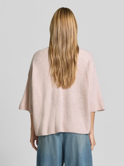 Vrouwenmodel draagt Oversized Strickpullover mit Leinen-Anteil van American Vintage, Materiaalmix met linnen, oversized fit, geribd, halflange mouwen, ronde hals, ruglengte maat XS/S 50 cm, mouwlengte 54 cm, Ganzkörperaanzicht achteraan.