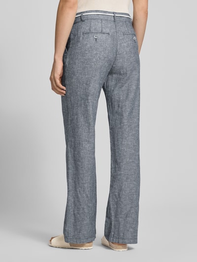 Frauenmodel trägt Hose aus Leinen-Baumwoll-Mix mit Bindegürtel von Christian Berg Woman, wpuszczane kieszenie, krój wide leg, szerokość w rozmiarze 36: 41 cm, długość wewnętrzna nogawki 81 cm, Ganzkörperansicht Rückansicht