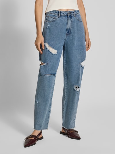 Kobiece modelka nosi jeansy 'Jeans im Destroyed-Look mit Cut Outs' von Karo Kauer aus bawełny, krój relaxed fit, przetarcia, wycięcia, wpuszczane kieszenie, szerokość w rozmiarze S: 37 cm, długość wewnętrzna nogawki w rozmiarze S: 71 cm, całkowity widok z przodu.