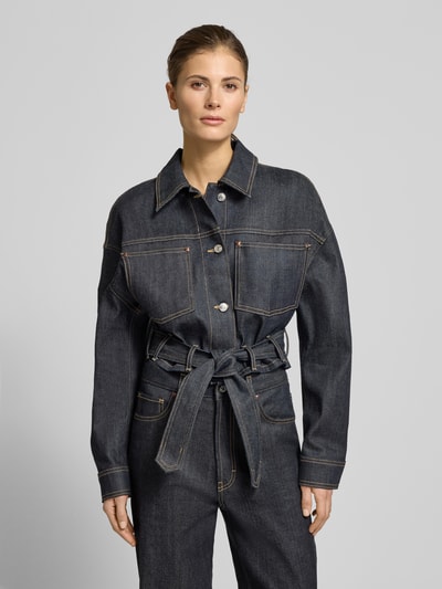 Vrouwenmodel draagt Oversized Jeansjacke aus Baumwoll-Mix Model 'GALATA' van HUGO, look: effen, met platte kraag, knoopsluiting, strikceintuur, riemlussen, borstzak, lange mouw, mouwboord, katoenmix. Nahaufnahme bovenlichaam.