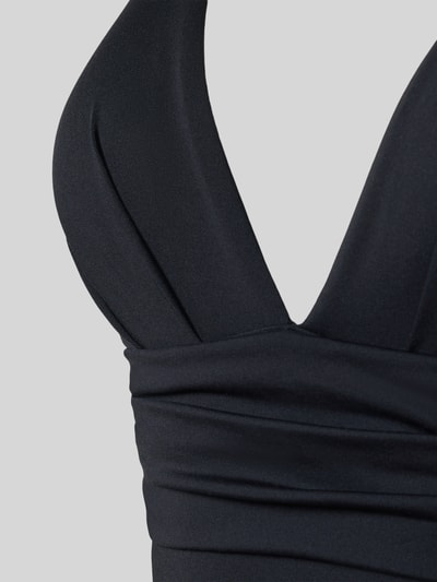 Frauenmodel trägt Body mit V-Ausschnitt von Seafolly, schwarz, glatter Material-Mix, leichte Raffungen, Nahaufnahme Oberkörper.