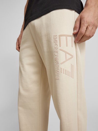 EA7 Emporio Armani Baggy fit sweatpants met labelprint Offwhite - 3