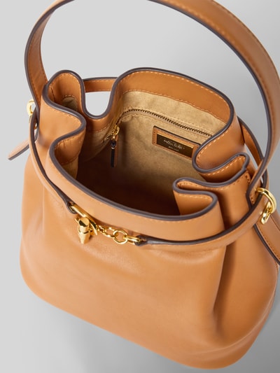 Produktfoto, Bucket Bag aus echtem Rindsleder von Lauren Ralph Lauren mit offenem Hauptfach, abnehmbare Schulterriemen, Zierschnalle und Innenfach mit Reißverschluss, Breite 24 cm, Länge 24 cm, Tiefe 14 cm, Schulterriemen 117 cm, warme Brauntöne und glatte Ledertextur