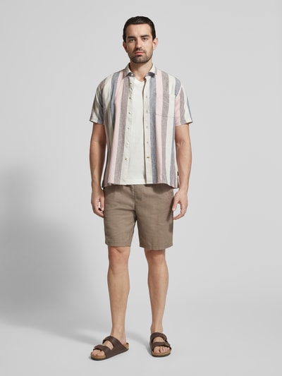 Männermodel trägt Regular Fit T-Shirt aus reiner Baumwolle von Tom Tailor, Optik: Unifarben, V-Ausschnitt, Jersey, Ganzkörperansicht von vorne.
