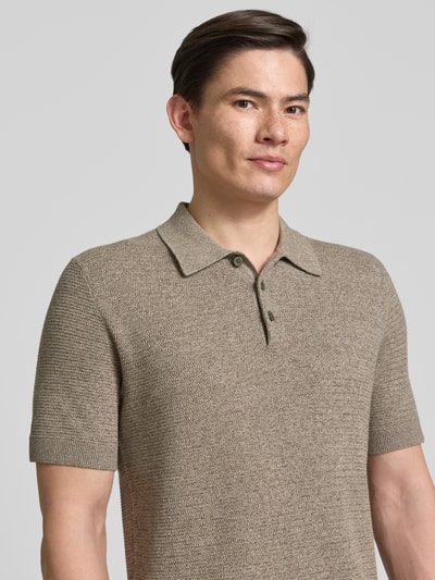 Männermodel trägt Regular Fit Poloshirt mit Strukturmuster Modell 'Riley' von Jack & Jones Premium aus Reine Baumwolle, Nahaufnahme Oberkörper.