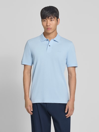 Männermodel trägt Regular Fit Poloshirt aus reiner Baumwolle Modell 'PALLAS' von BOSS, Optik: Unifarben, Nahaufnahme Oberkörper.
