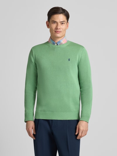 Męski model nosi Sweter z dzianiny z prążkowanymi wykończeniami od Polo Ralph Lauren, bawełna, krój regular fit, okrągły dekolt, wyhaftowane logo, długość tyłu 67 cm, długość rękawa 66 cm, widok z przodu, ujęcie całej sylwetki.