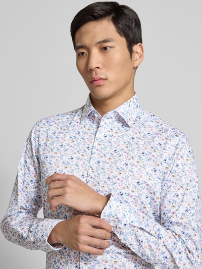 Männermodel trägt Regular Fit Businesshemd aus Baumwolle mit Kentkragen von OLYMP, florales Muster, Knopfleiste, Nahaufnahme Oberkörper. Rückenlänge 80 cm, Schulterbreite 47 cm, Ärmellänge 65 cm bei Größe 40.