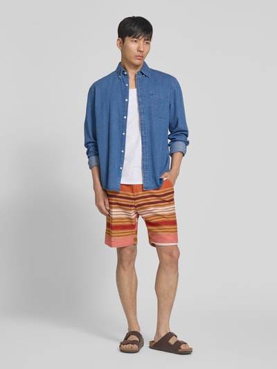 Mannelijk model draagt Shorts met steekzakken van Zuitable, katoenmix, regular fit, all-over look, bandwijdte maat M 40 cm, binnenbeenlengte maat M 24 cm, heren short, Ganzkörperansicht van voren.