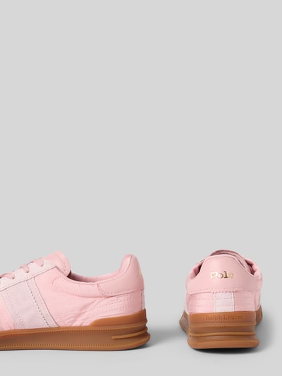 Produktfoto, Low Top Sneaker aus echtem Leder Modell 'AERA' von Polo Ralph Lauren in hellrosa Lederoptik mit Label Print und strukturierter Sohle.
