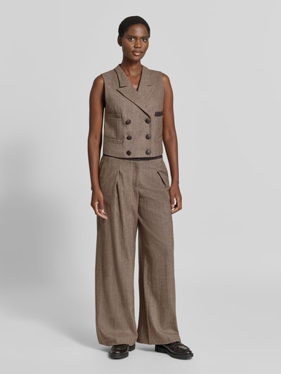 Frauenmodel trägt Weste aus Schurwoll-Mix mit Reverskragen von Armani Exchange, zweireihig, Regular Fit, braun, Ganzkörperansicht von vorne.